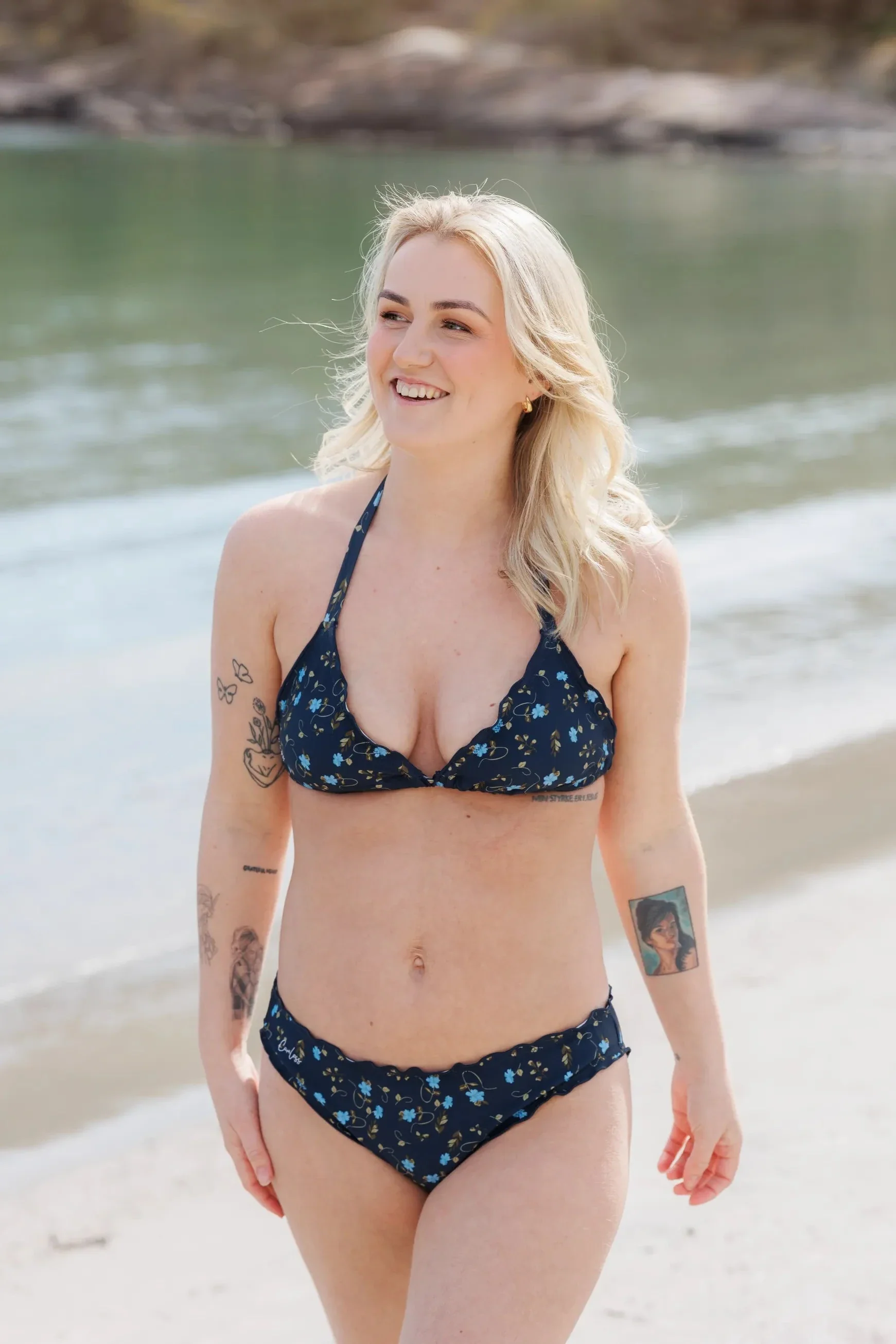 Cuba Ruffles bikinitopp - Mørkeblå - Floral - Image 3