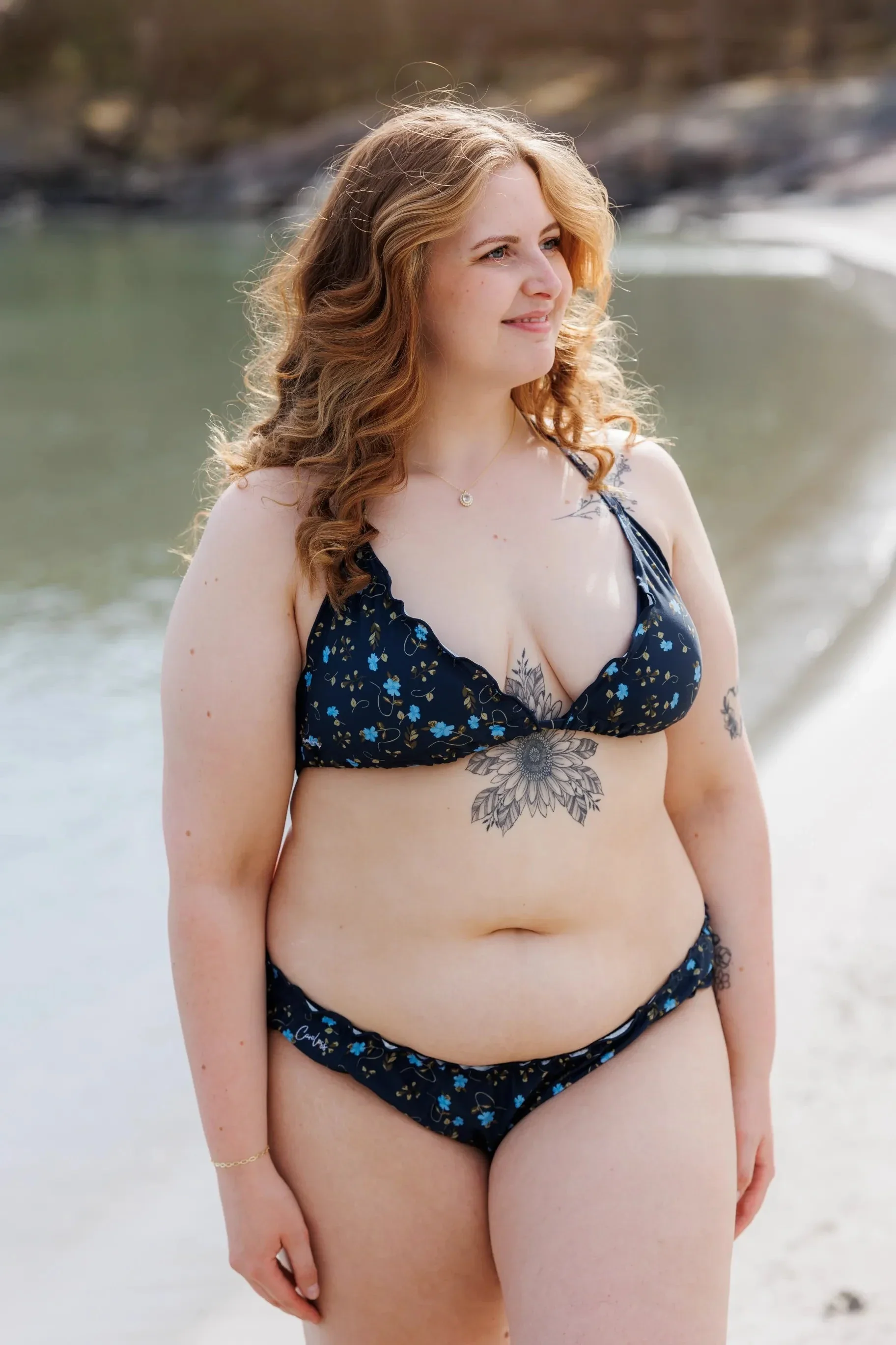 Cuba Ruffles bikinitopp - Mørkeblå - Floral - Image 5