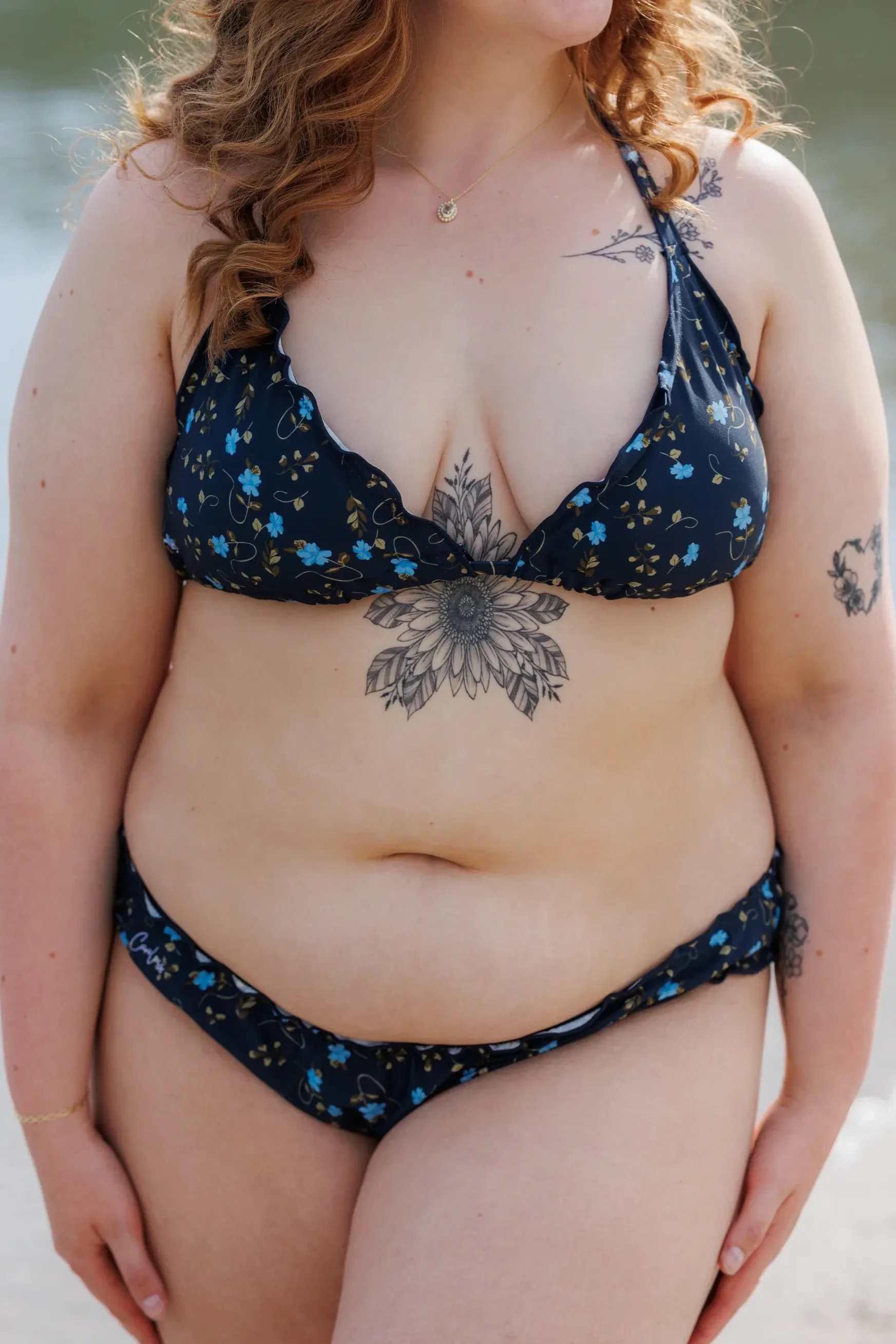 Cuba Ruffles bikinitopp - Mørkeblå - Floral - Image 6