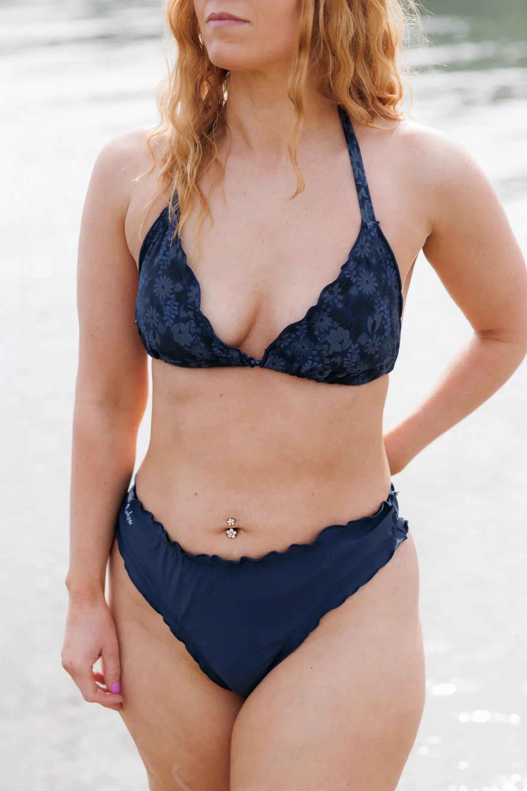 Cuba Ruffles bikinitopp - Mørkeblå - Petal Whisper - Image 7