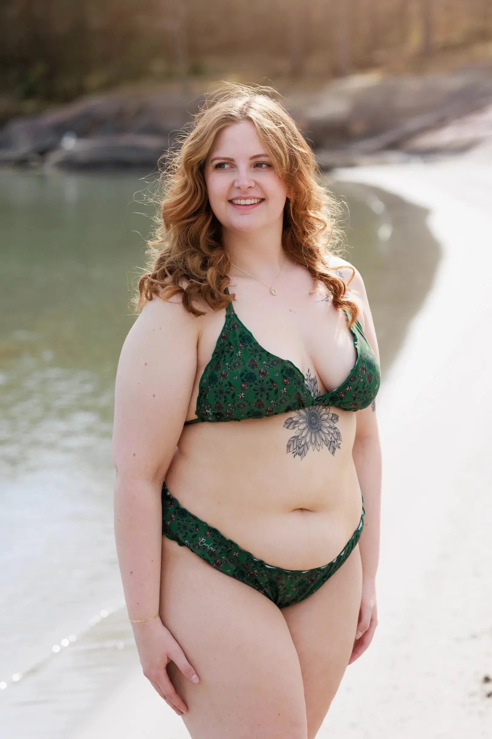 Cuba Ruffles bikinitopp - Mørkegrønn - Flower Fantasia - Image 4
