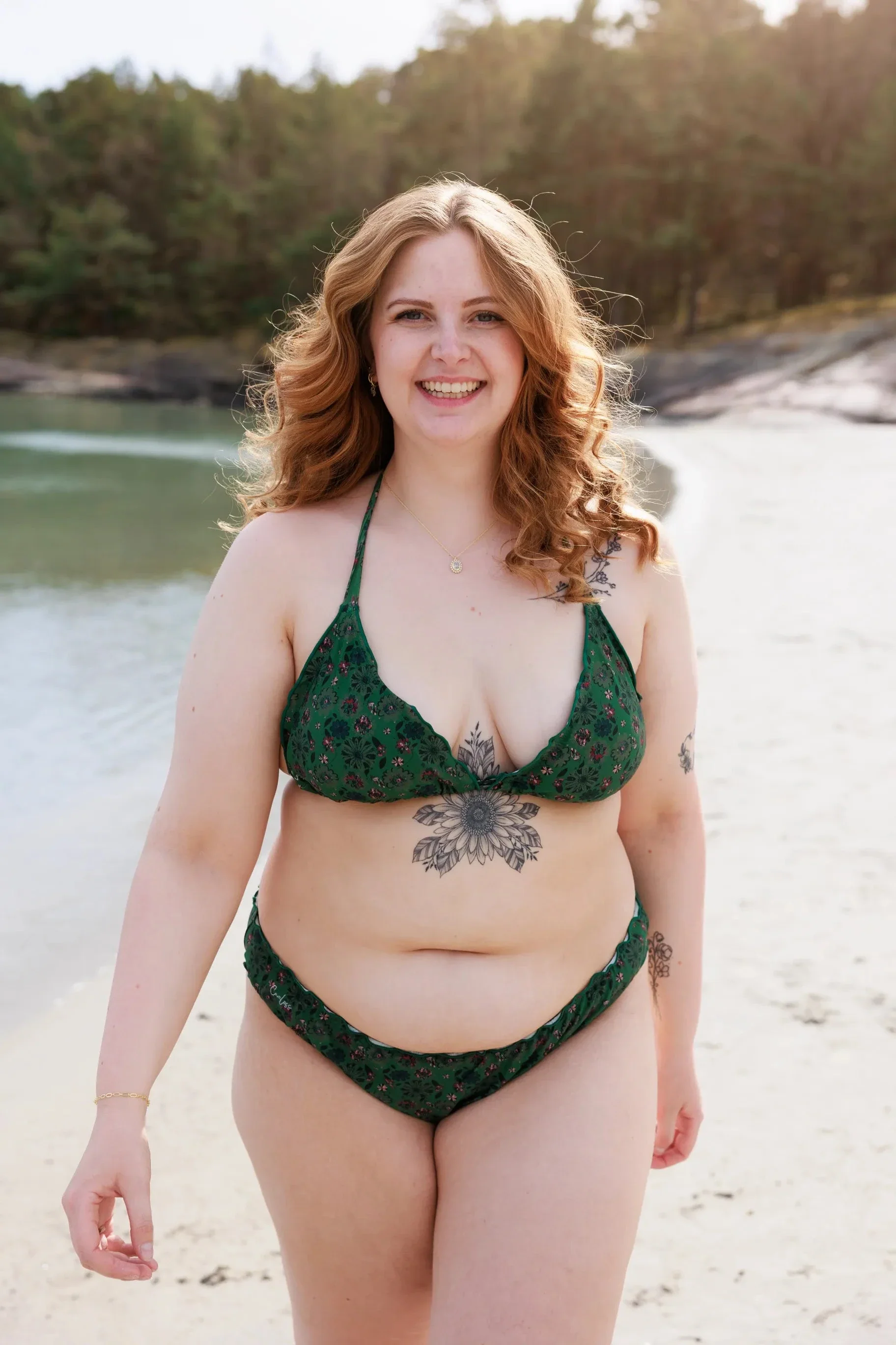 Cuba Ruffles bikinitopp - Mørkegrønn - Flower Fantasia - Image 8