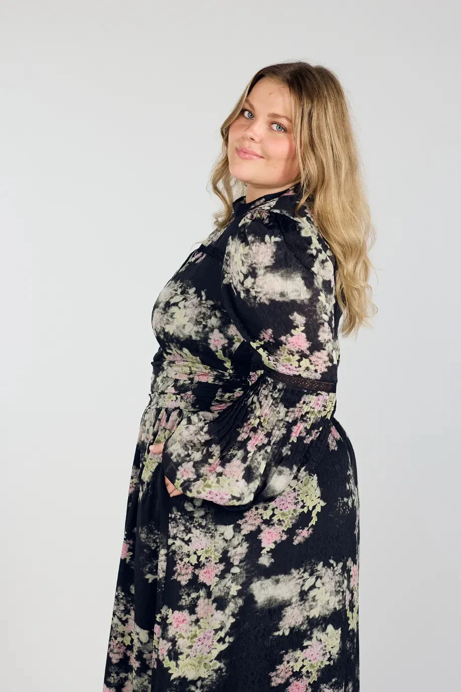 Guro maxikjole - Svart - Image 3
