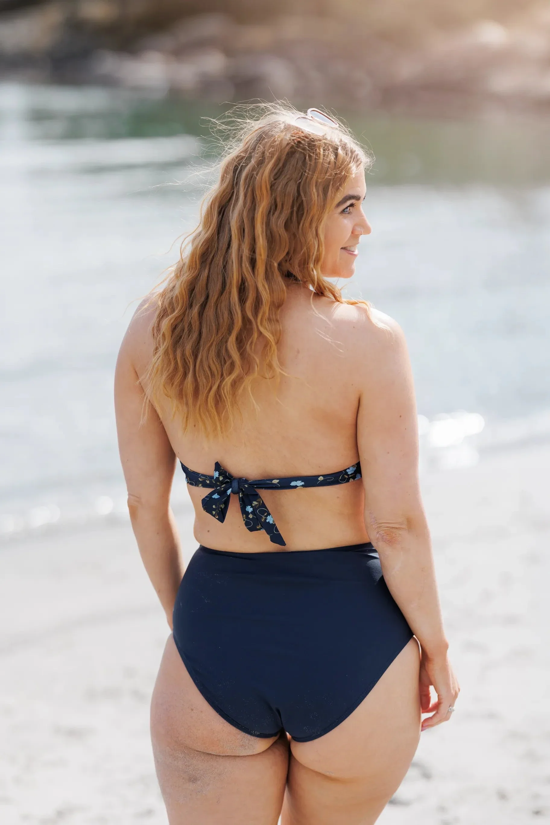 Kypros bikinitopp - Mørkeblå - Floral - Image 6