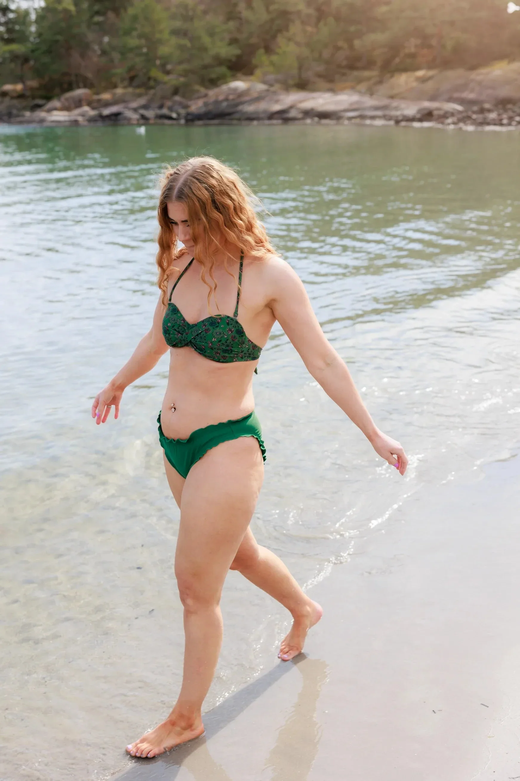 Kypros bikinitopp - Mørkegrønn - Flower Fantasia - Image 3