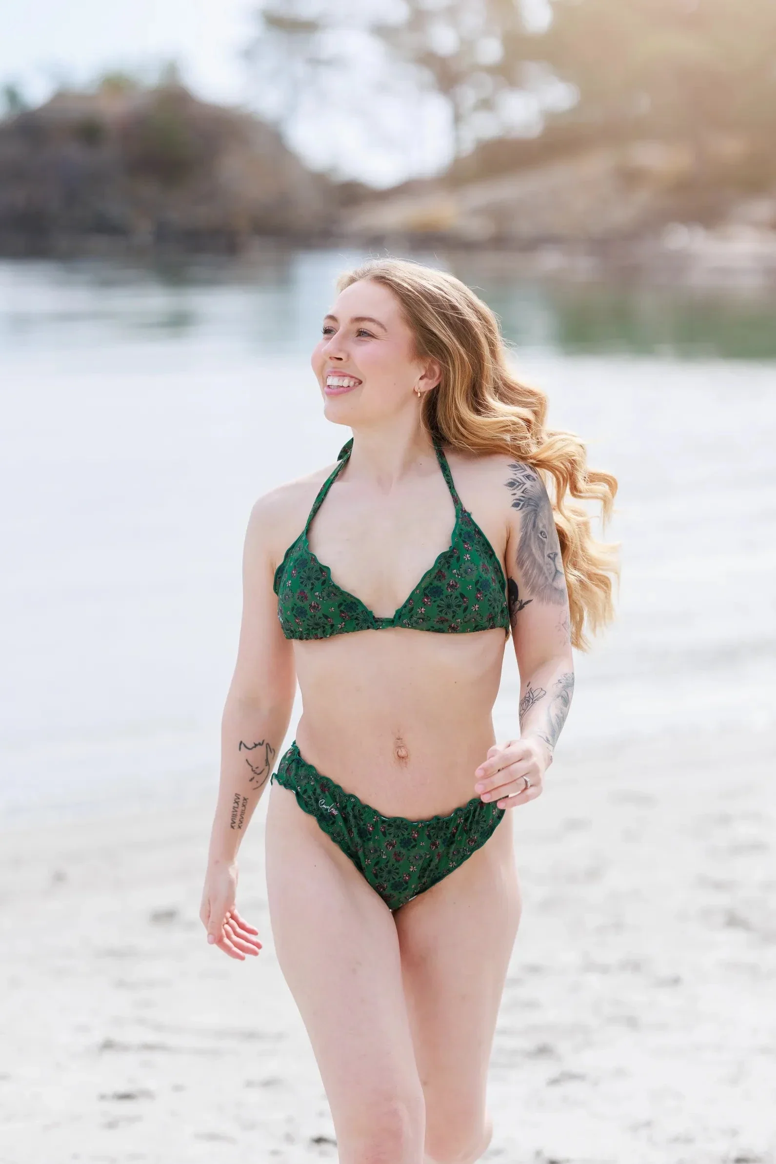Ruffles bikinitruse - Mørkegrønn - Floral fantasia - Image 5