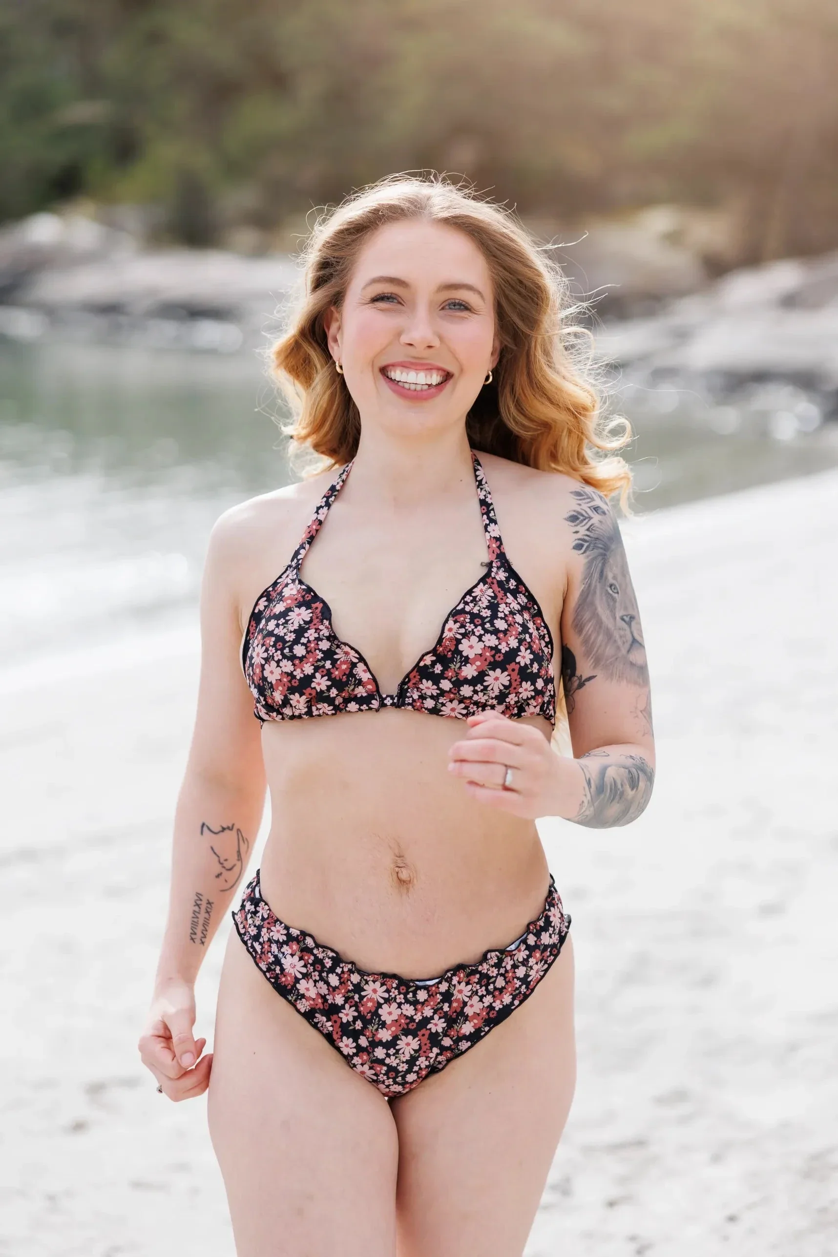 Ruffles bikinitruse -  Svart - Flower boom - Image 11
