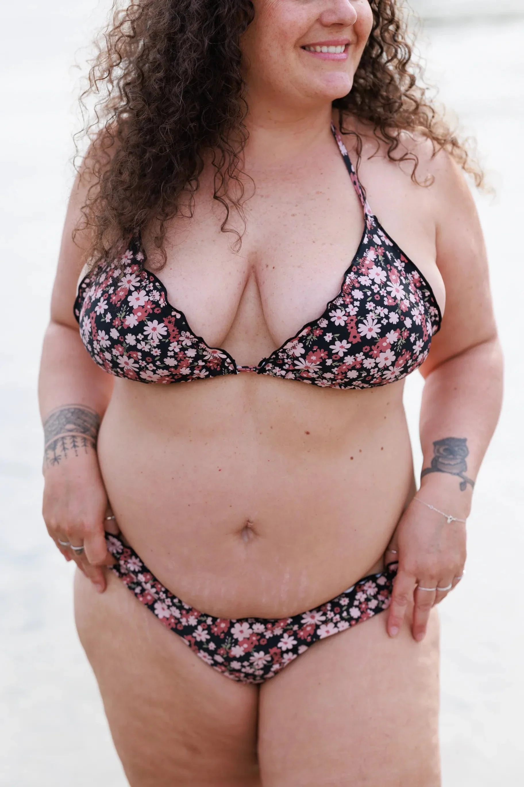 Ruffles bikinitruse -  Svart - Flower boom - Image 15