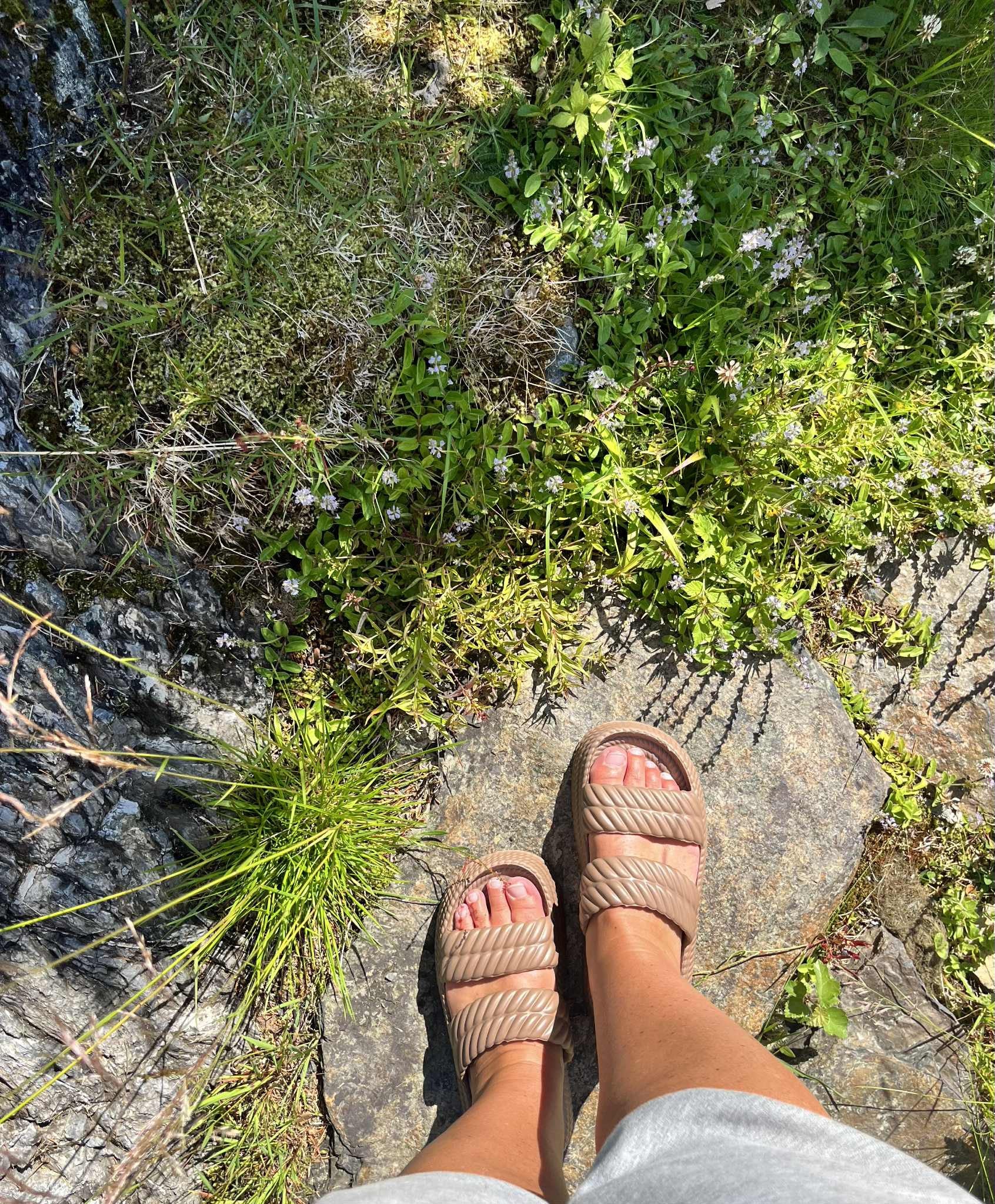 Sara Flops - Beige - Image 5
